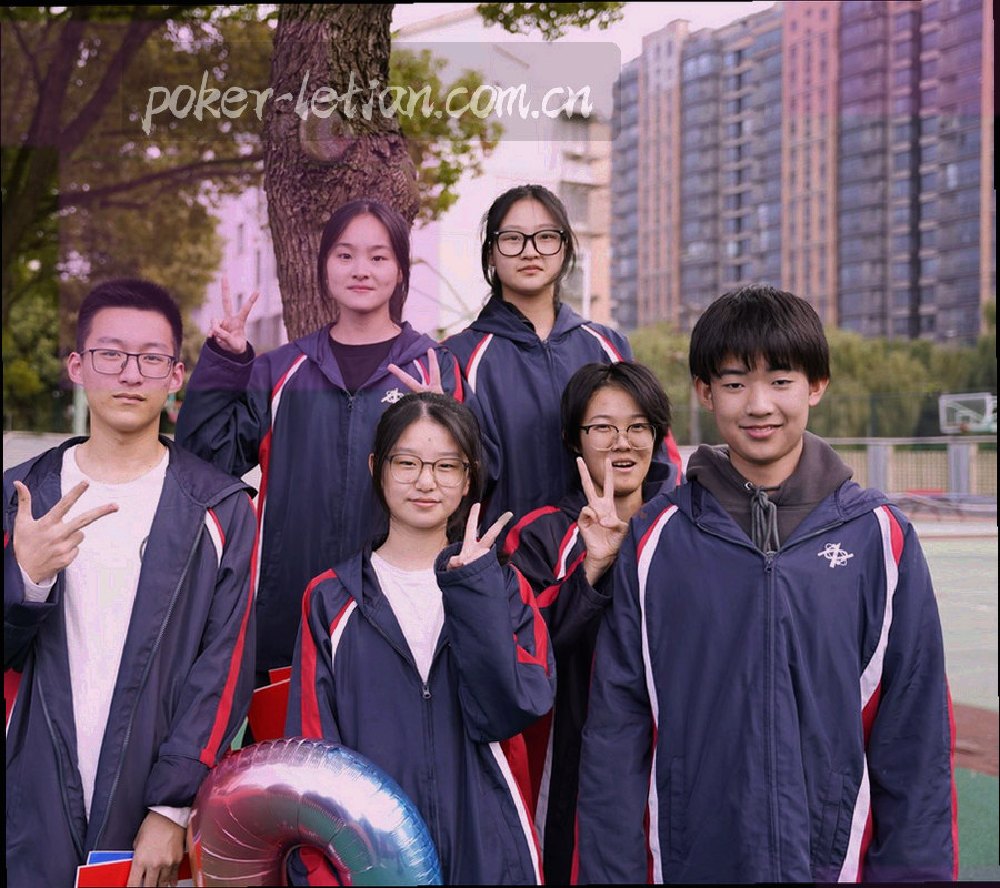 两台移动设备轮廓并排在墨绿桌面上的抽象状态示意